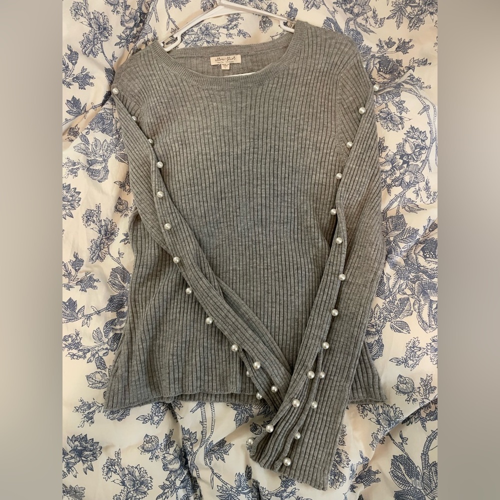 Pearl Split Sleeved Grey Sweater